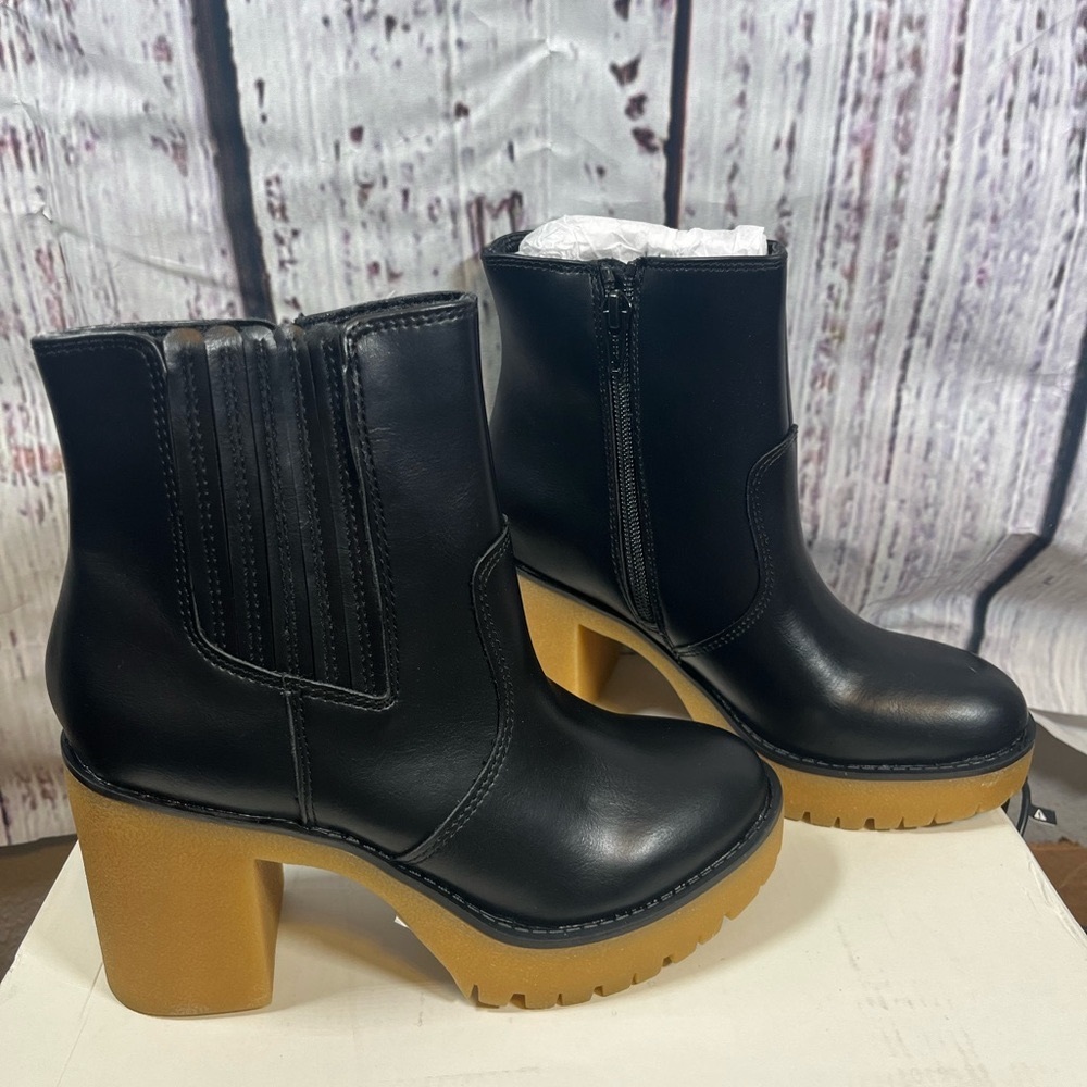 NIB Women’s Classey Boots, Sun Stone Black And Brown L, Size 5